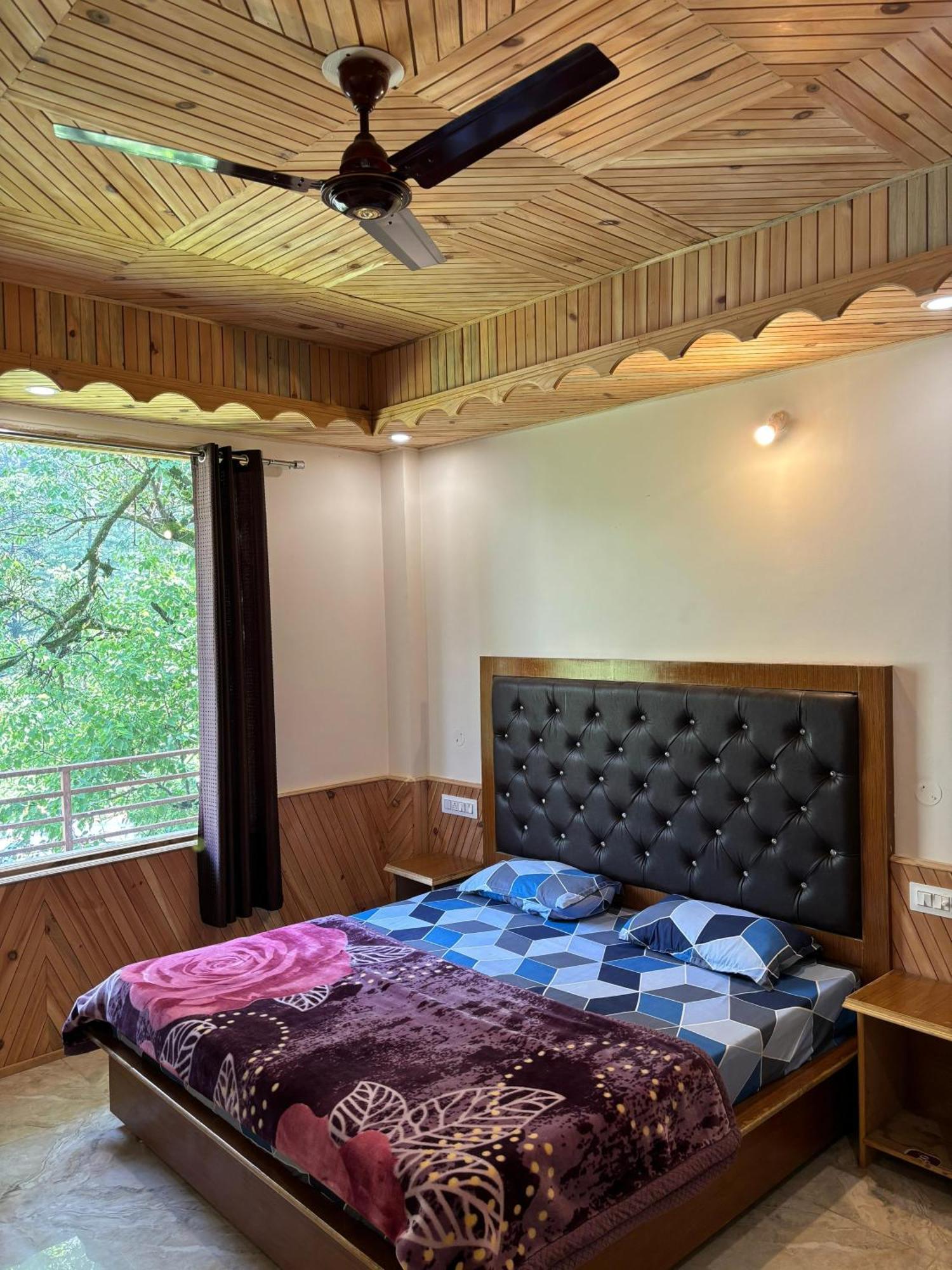 Homestay Pine View *